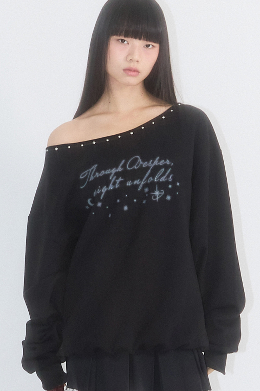 illigo-ss-25-oneshoulder-stud-boatneck-sweatshirt-black