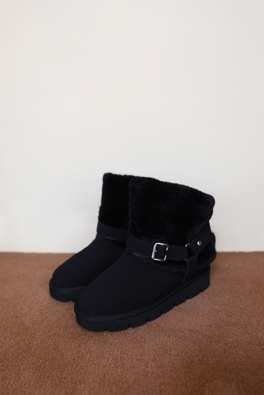 miae-fw-24-belt-fur-ugg-boots-(black)