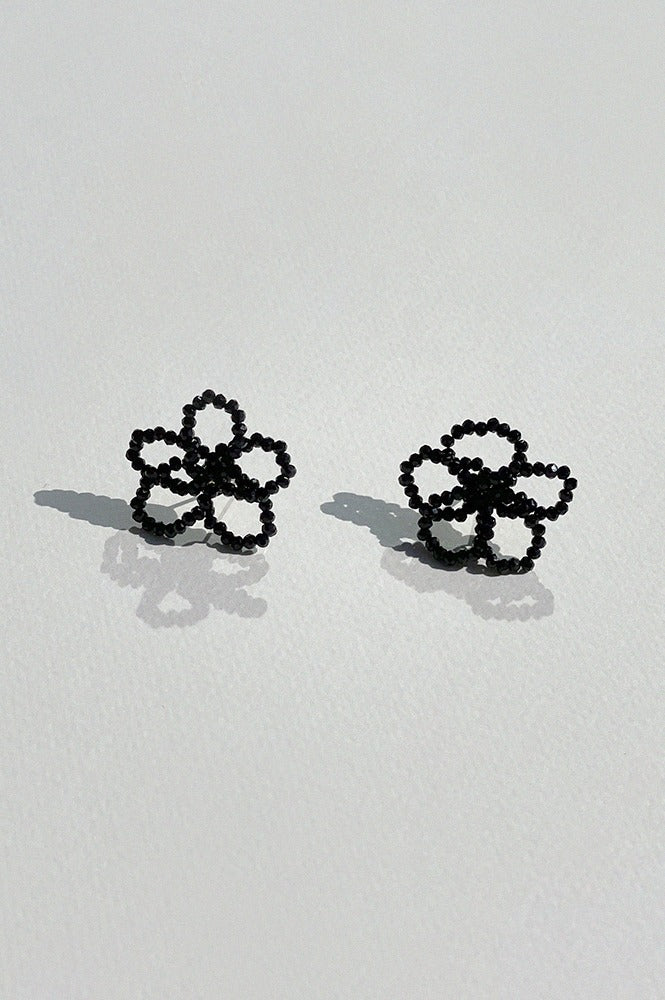 annaflair1986-seasonless-24-weared-by-twice-momo-twinkle-black-flower-earrings-ae223049